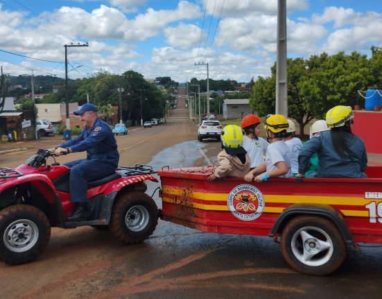 Atividades práticas marcam visita do Bombeiro Mirim ao quartel em São Domingos