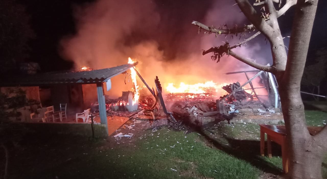 Incêndio destrói residência na Linha Baitaca, em São Domingos