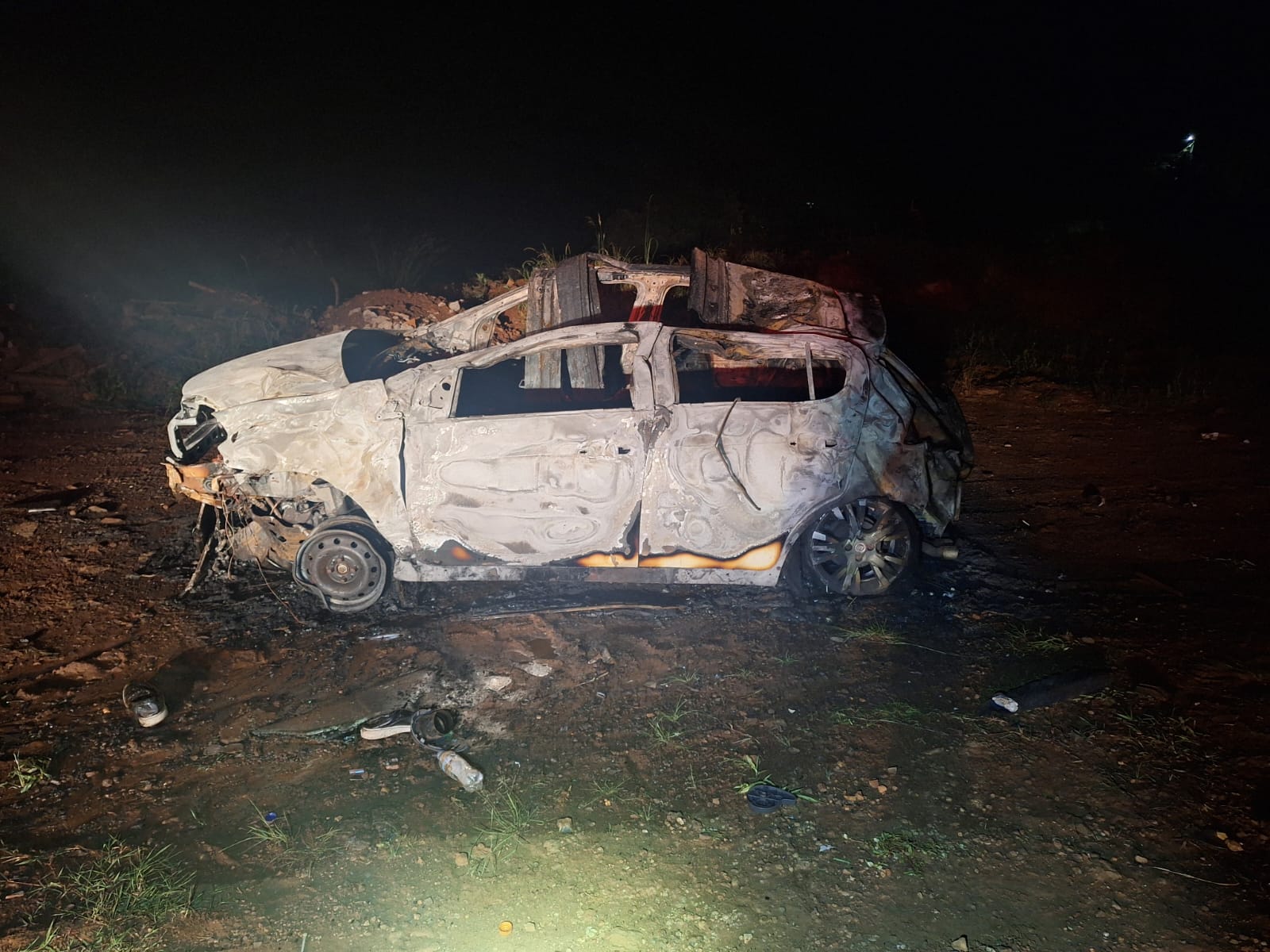 Motorista sofre ferimentos graves após capotamento e incêndio na SC-283