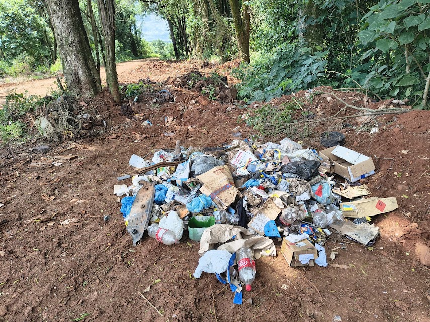 Mesmo após limpeza, estrada do aterro volta a ser alvo de descarte irregular de lixo em São Domingos