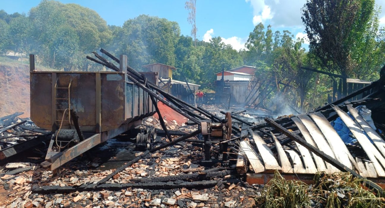 Incêndio destrói galpão e deixa três pessoas feridas no interior de São João do Oeste