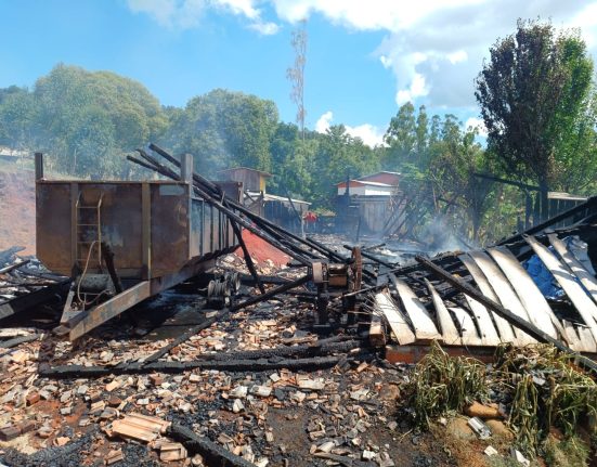 Incêndio destrói galpão e deixa três pessoas feridas no interior de São João do Oeste