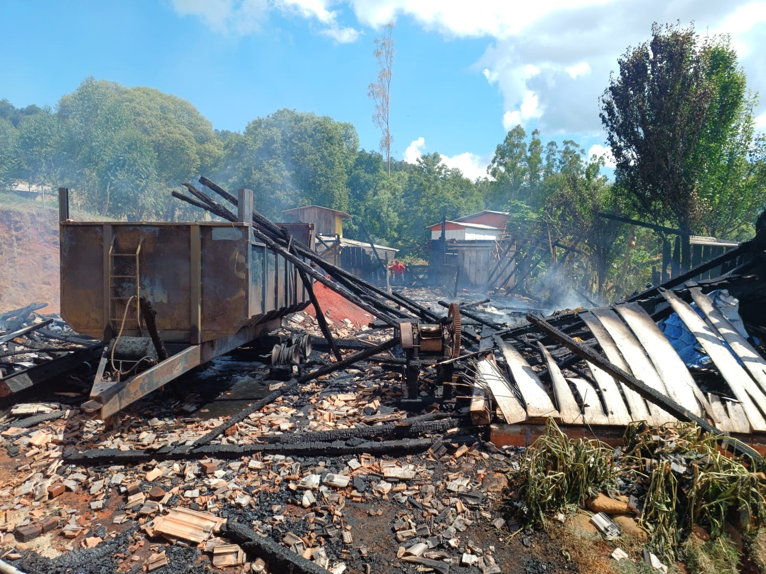 Incêndio destrói galpão e deixa três pessoas feridas no interior de São João do Oeste