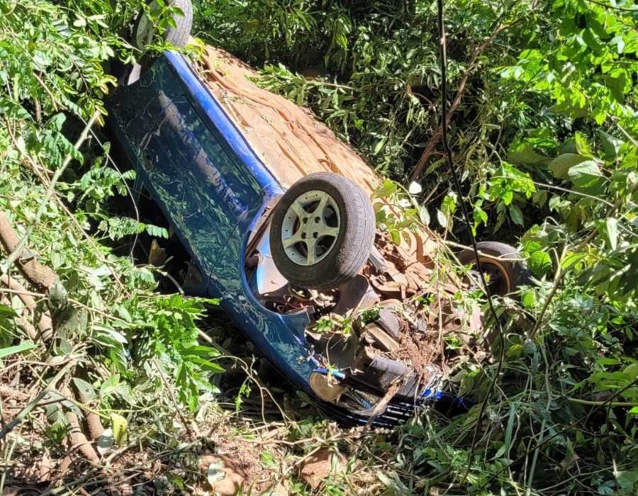 Jovem fica ferida após capotamento de veículo