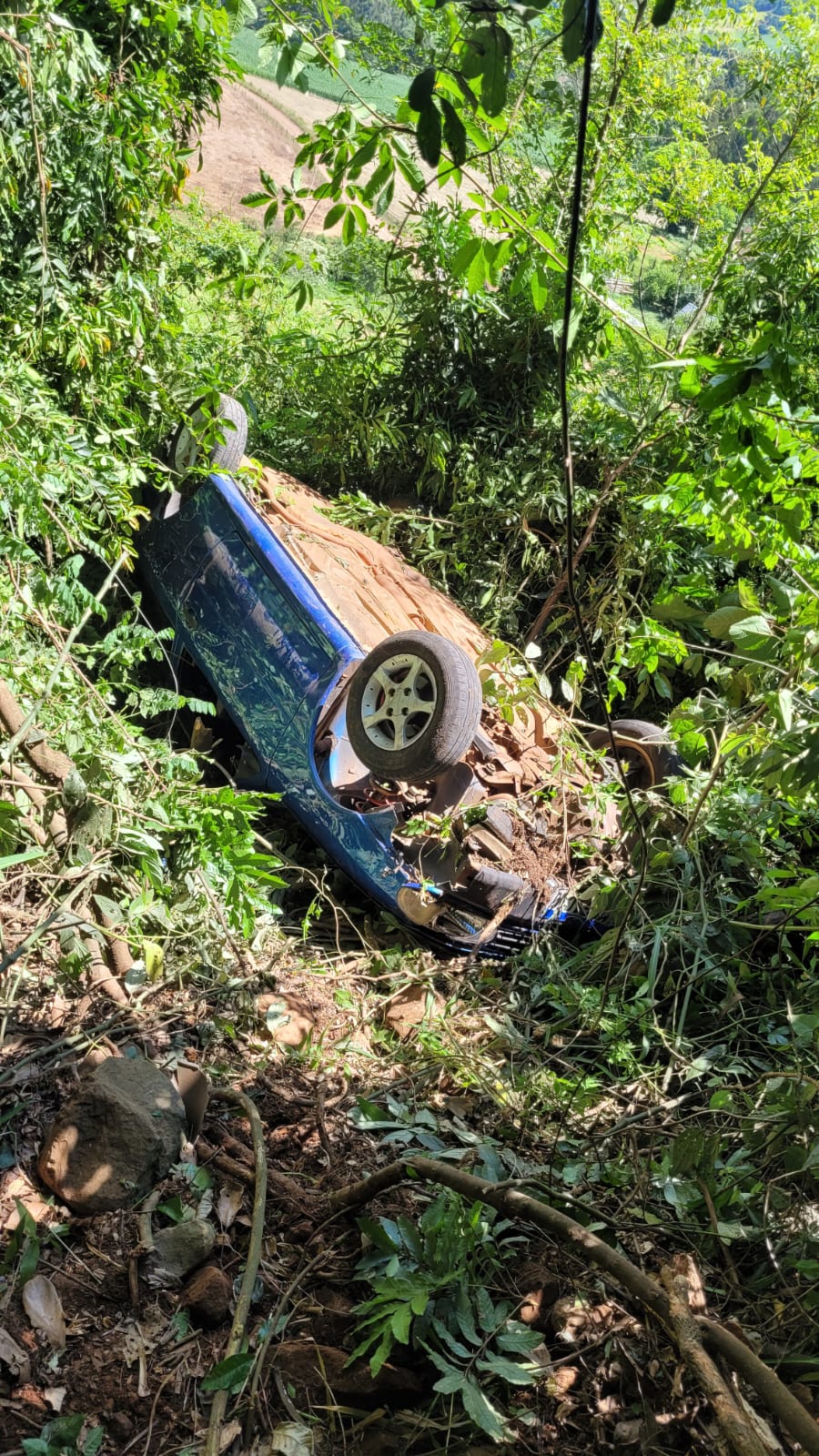 Jovem fica ferida após capotamento de veículo