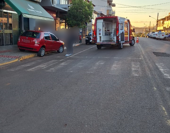 Acidente entre dois carros deixa mulher ferida no centro de São Domingos