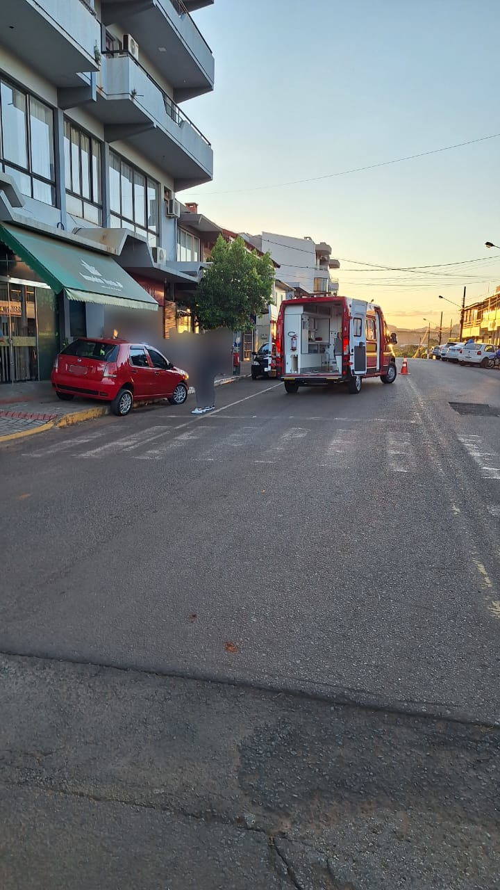 Acidente entre dois carros deixa mulher ferida no centro de São Domingos