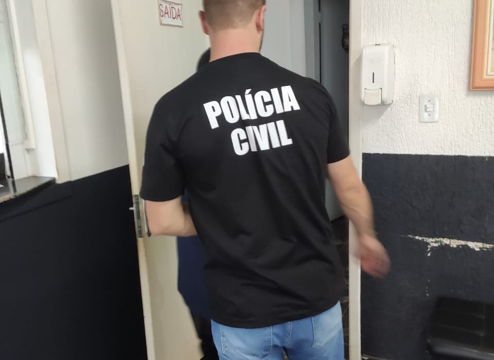 Polícia Civil prende foragido condenado por violência doméstica após tentativa de fuga em Campo Erê
