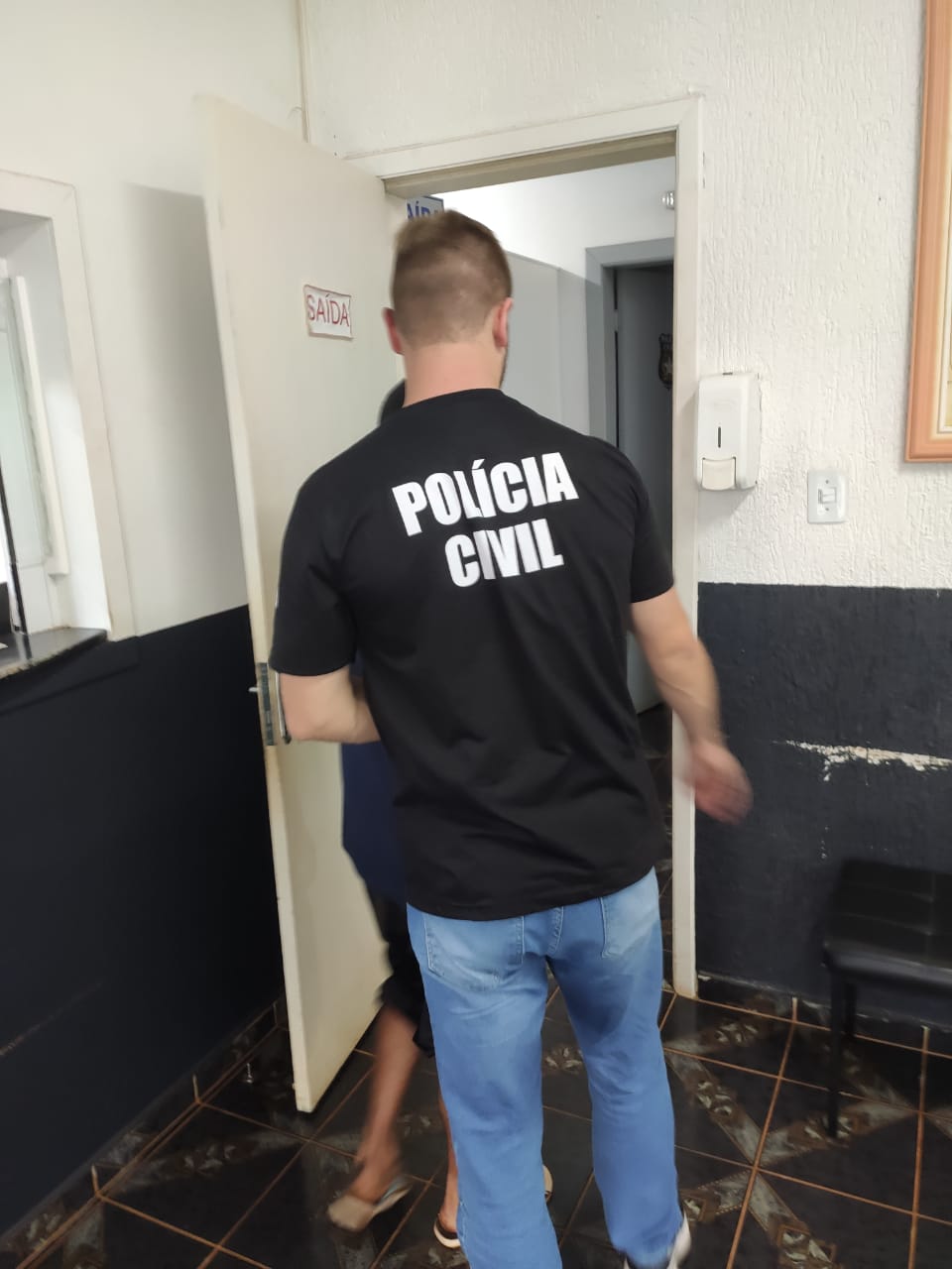 Polícia Civil prende foragido condenado por violência doméstica após tentativa de fuga em Campo Erê