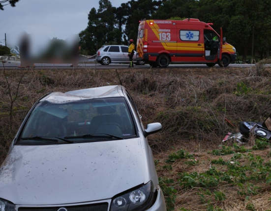 Duas pessoas ficam feridas em capotamento na BR-282 em Faxinal dos Guedes