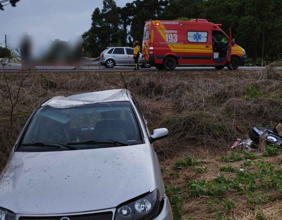 Duas pessoas ficam feridas em capotamento na BR-282 em Faxinal dos Guedes