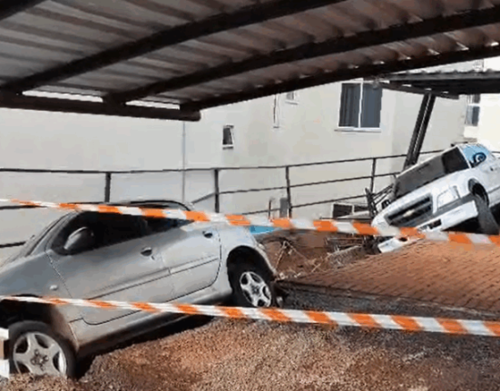 Temporal causa deslizamento em condomínio e força família a deixar apartamento em Chapecó
