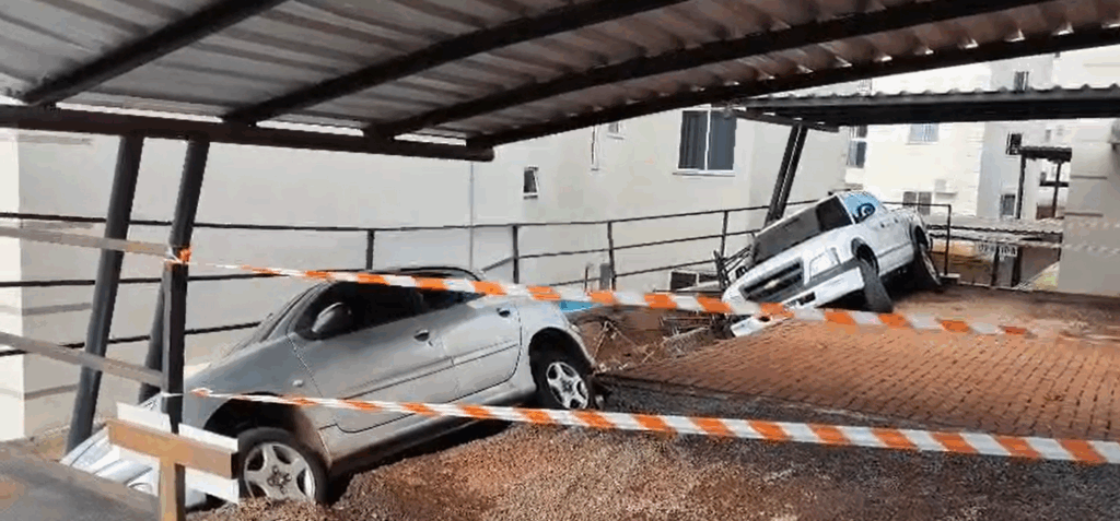 Temporal causa deslizamento em condomínio e força família a deixar apartamento em Chapecó