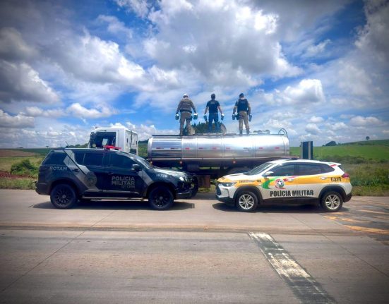 Caminhão carregado com cigarros contrabandeados é apreendido na divisa entre SC e PR