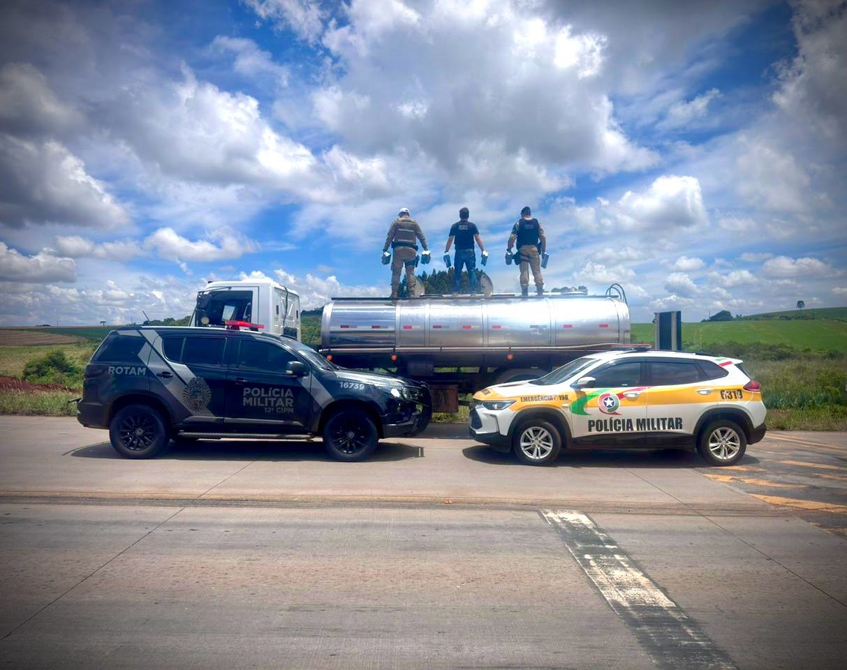 Caminhão carregado com cigarros contrabandeados é apreendido na divisa entre SC e PR