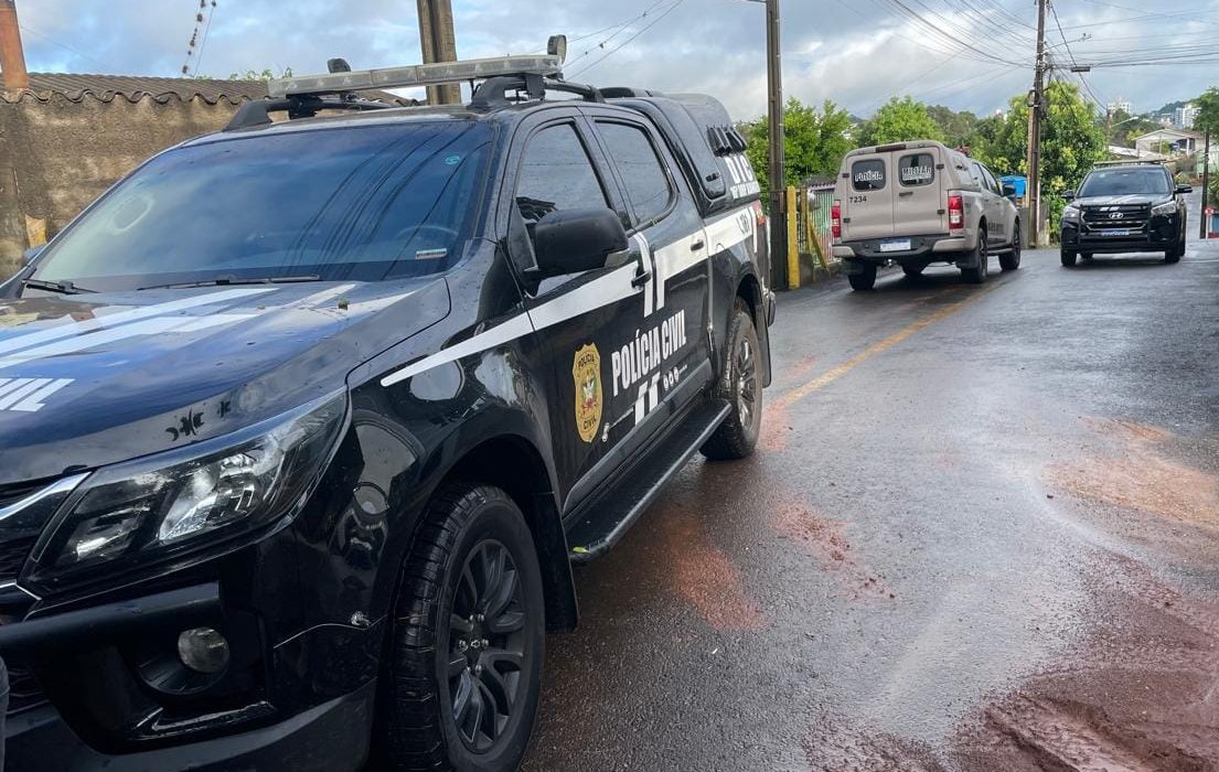 Polícia Civil cumpre seis ordens judiciais e prende duas pessoas em operação contra o tráfico de drogas em Xanxerê