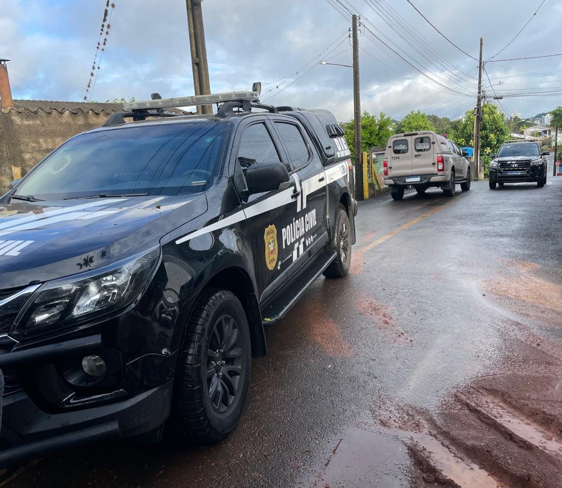 Polícia Civil cumpre seis ordens judiciais e prende duas pessoas em operação contra o tráfico de drogas em Xanxerê