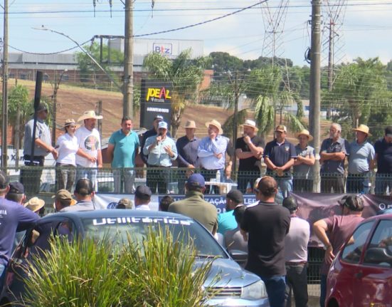 Produtores protestam contra crise do leite e alertam que podem abandonar a atividade