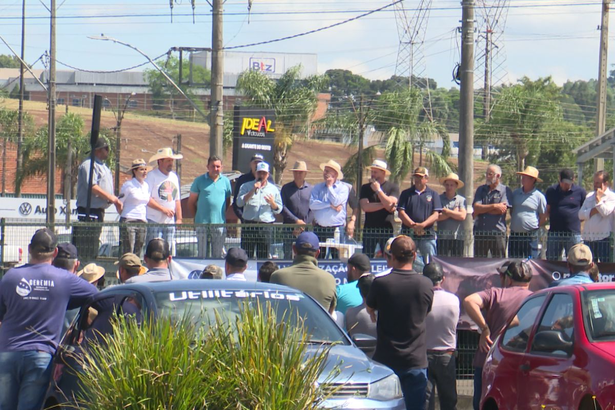 Produtores protestam contra crise do leite e alertam que podem abandonar a atividade