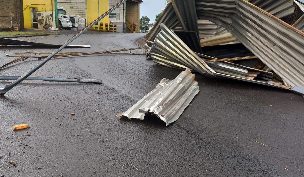 Chuva com rajadas de vento provoca destelhamento em empresa de Ipuaçu