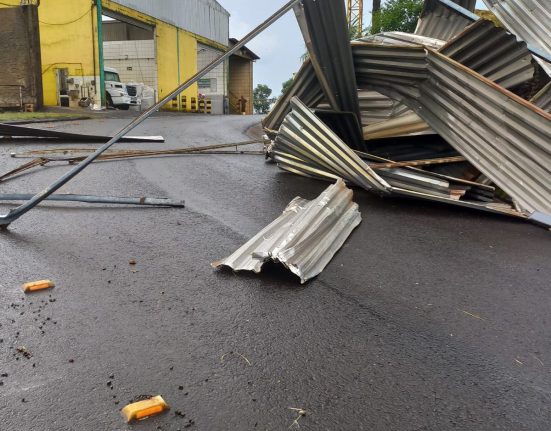 Chuva com rajadas de vento provoca destelhamento em empresa de Ipuaçu