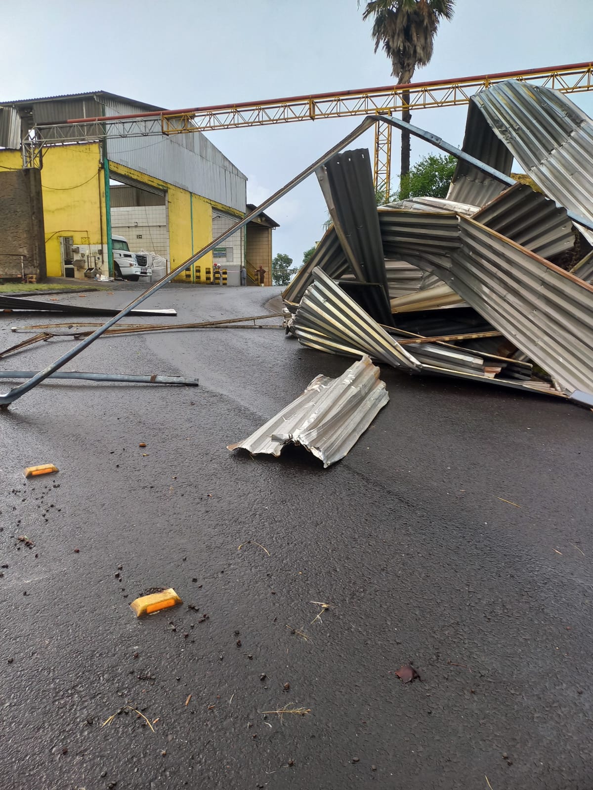 Chuva com rajadas de vento provoca destelhamento em empresa de Ipuaçu