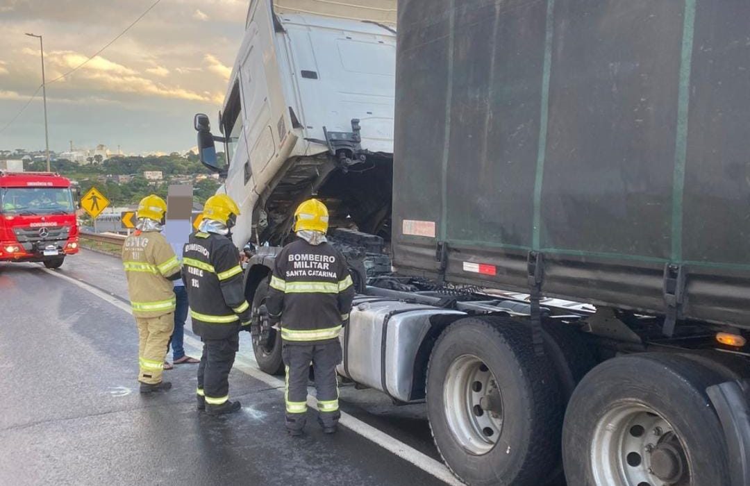 Carreta registra princípio de incêndio na BR-282 em Xanxerê