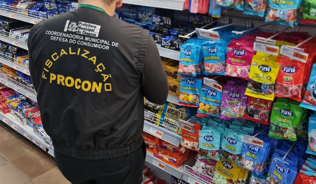Procon de Chapecó identifica variações de cerca de 50% nos bombons e espumante