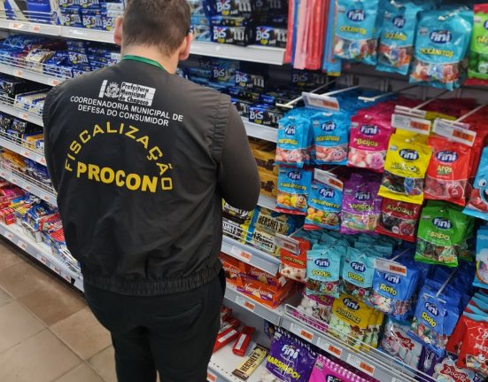 Procon de Chapecó identifica variações de cerca de 50% nos bombons e espumante