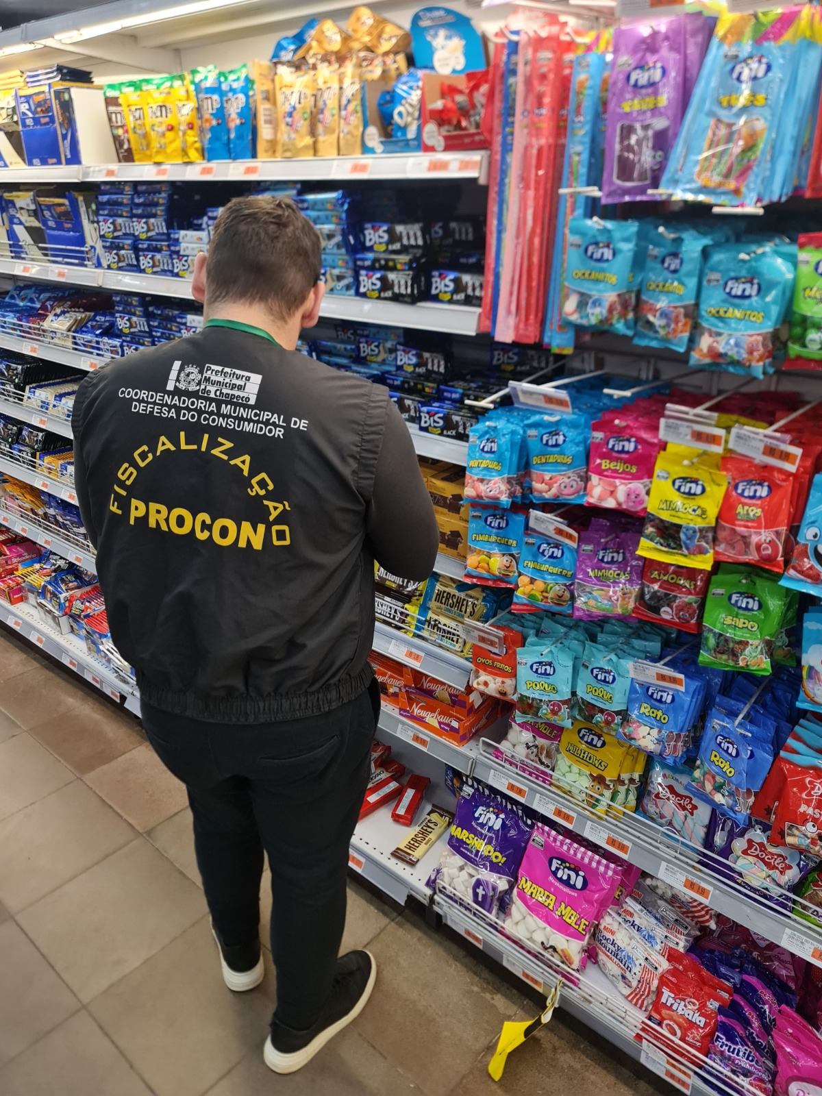 Procon de Chapecó identifica variações de cerca de 50% nos bombons e espumante