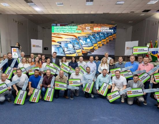 Governador entrega mais 30 novos ônibus escolares em SC