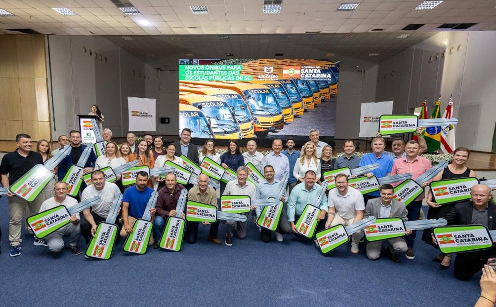 Governador entrega mais 30 novos ônibus escolares em SC