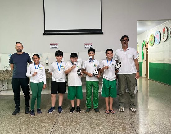 Xadrez estimula estratégia e raciocínio entre estudantes da Escola Nair Teixeira Morscheiser