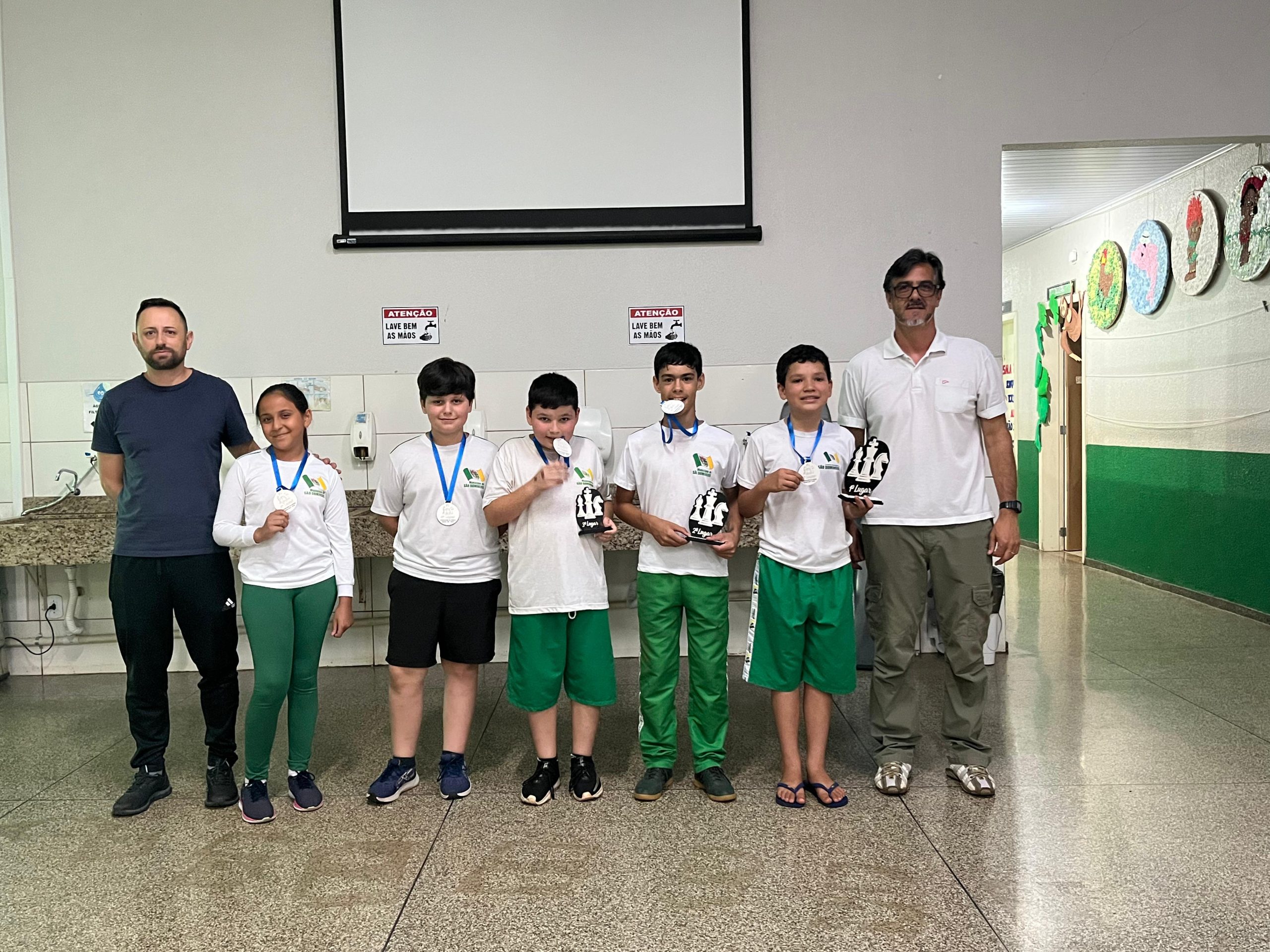 Xadrez estimula estratégia e raciocínio entre estudantes da Escola Nair Teixeira Morscheiser