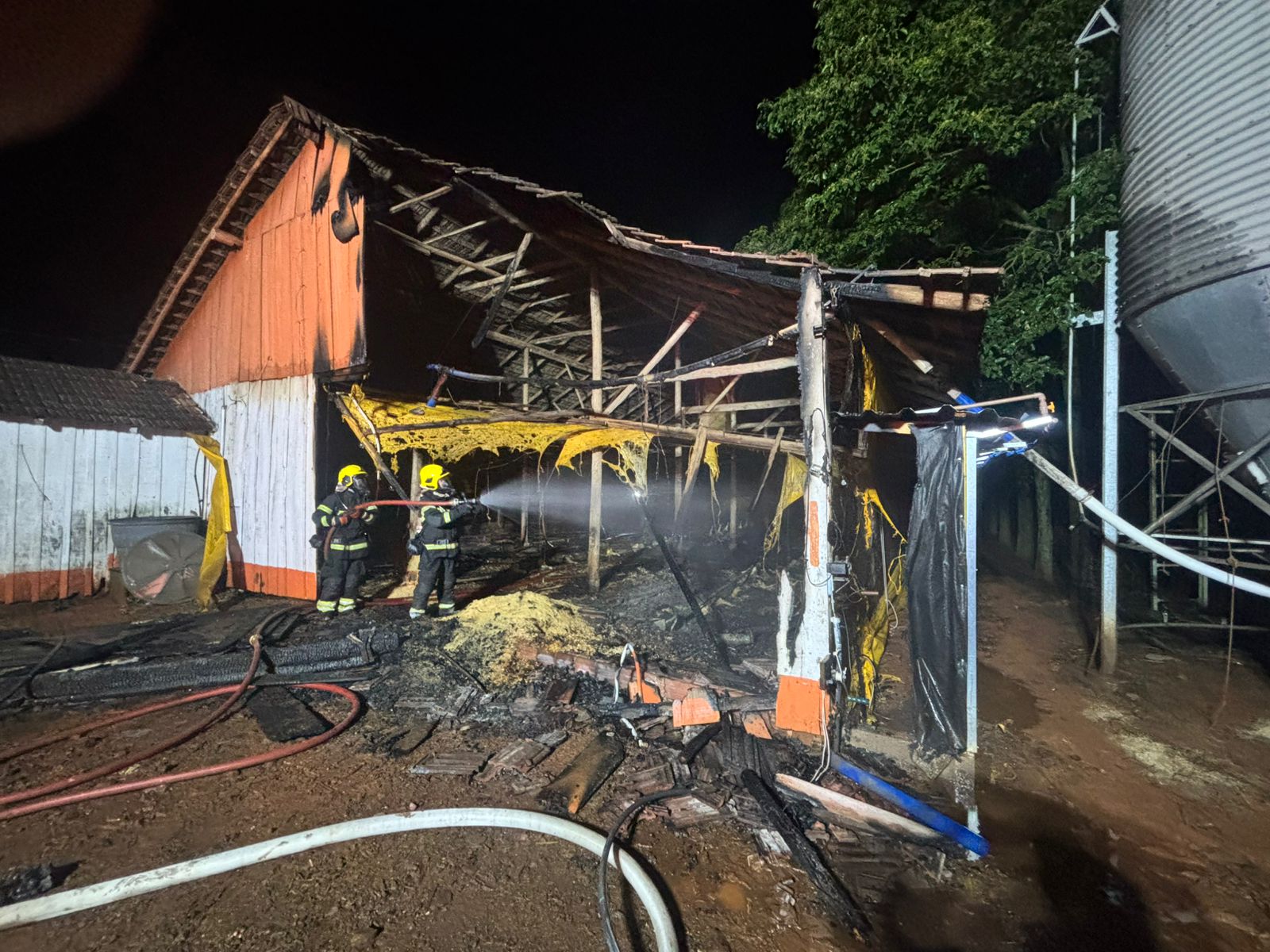 Incêndio atinge parte de aviário no interior de Saudades