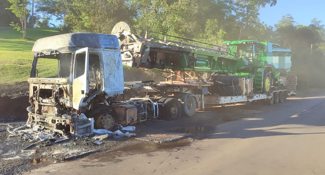 Carreta pega fogo na BR-282 e mobiliza bombeiros