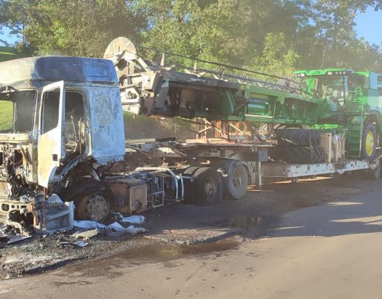 Carreta pega fogo na BR-282 e mobiliza bombeiros