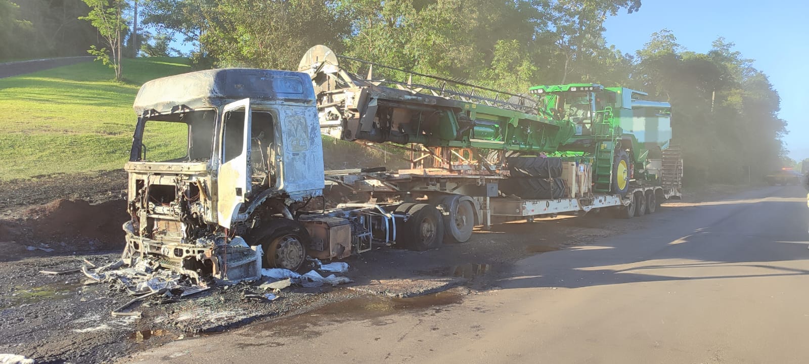 Carreta pega fogo na BR-282 e mobiliza bombeiros