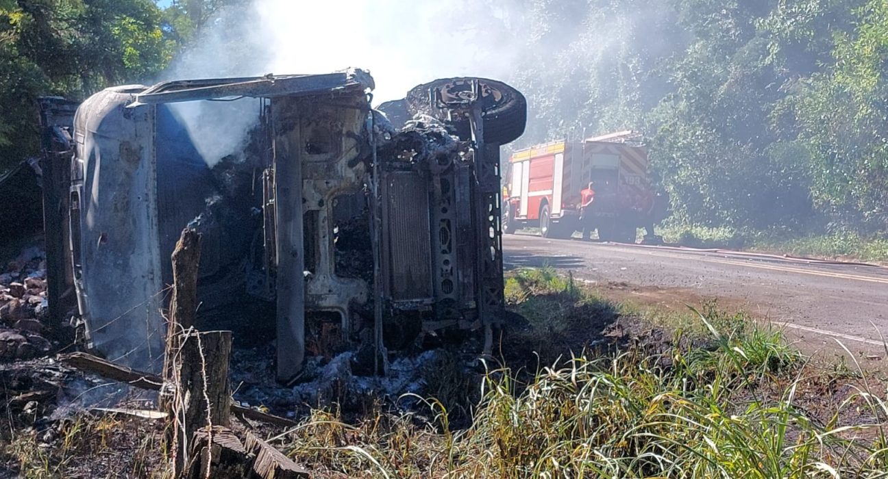Incêndio atinge caminhão frigorífico na SC-157