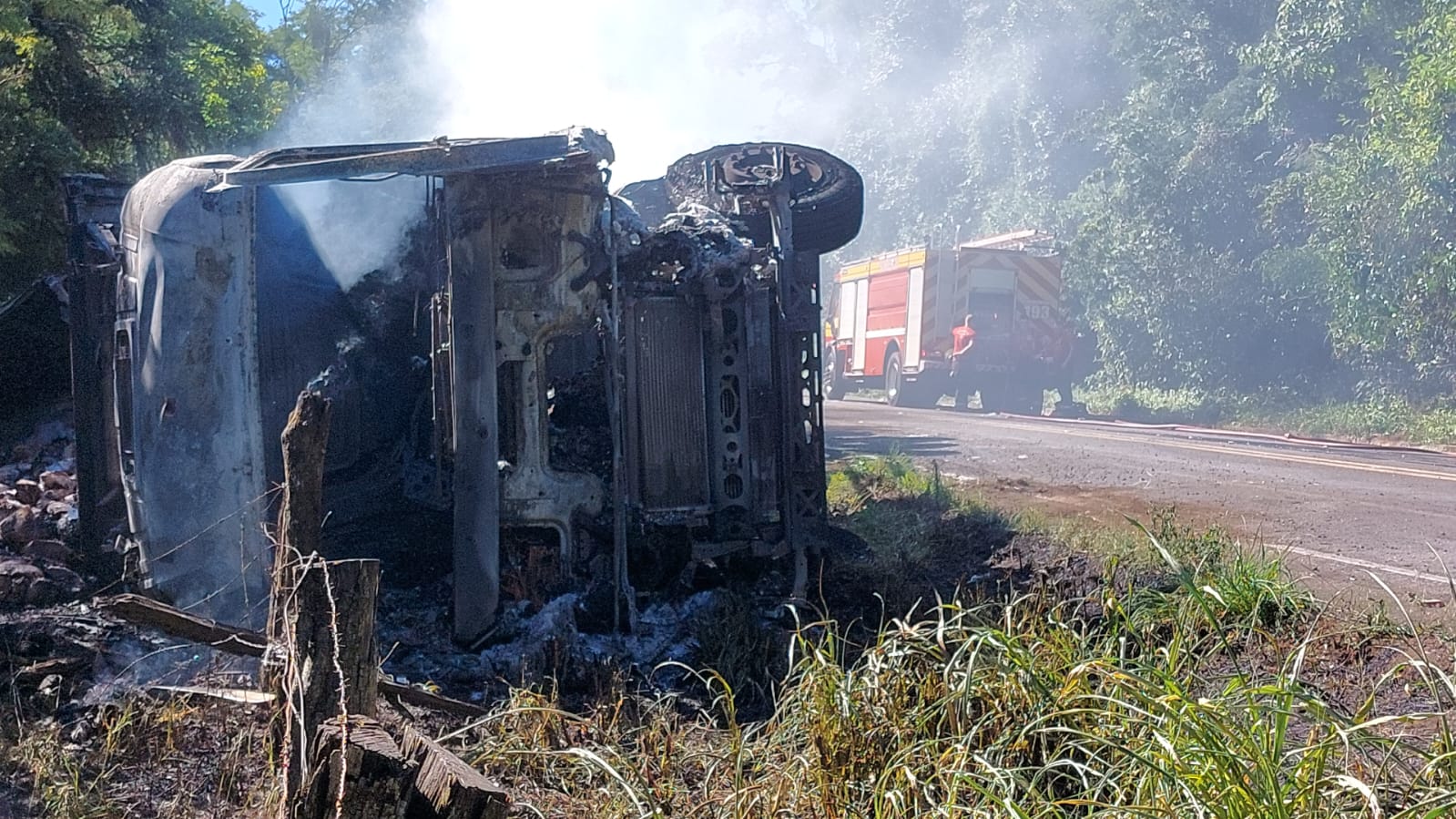 Incêndio atinge caminhão frigorífico na SC-157