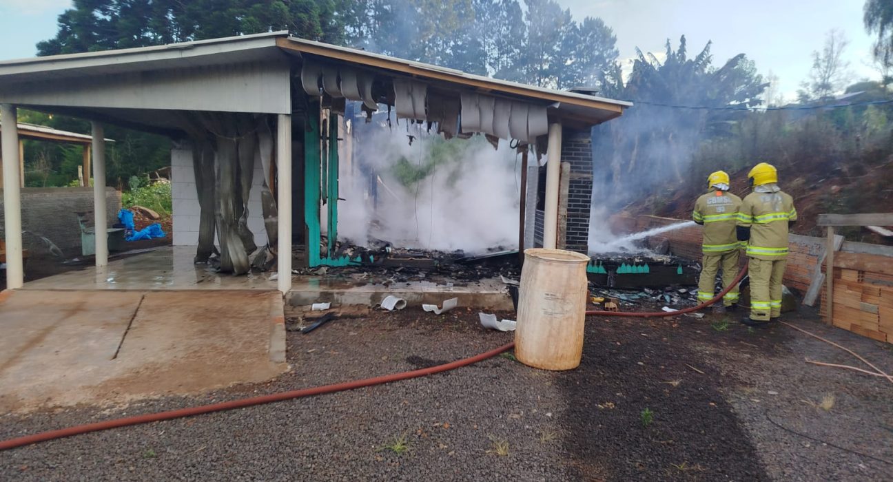 Incêndio atinge residência em Jupiá