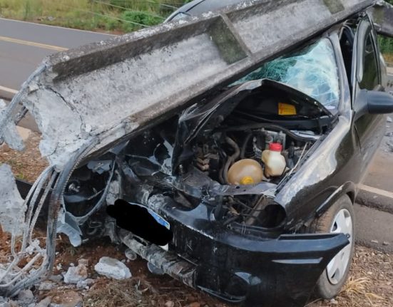 Veículo colide em poste em Faxinal dos Guedes