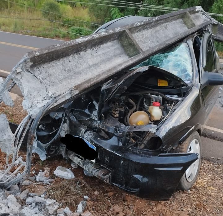 Veículo colide em poste em Faxinal dos Guedes