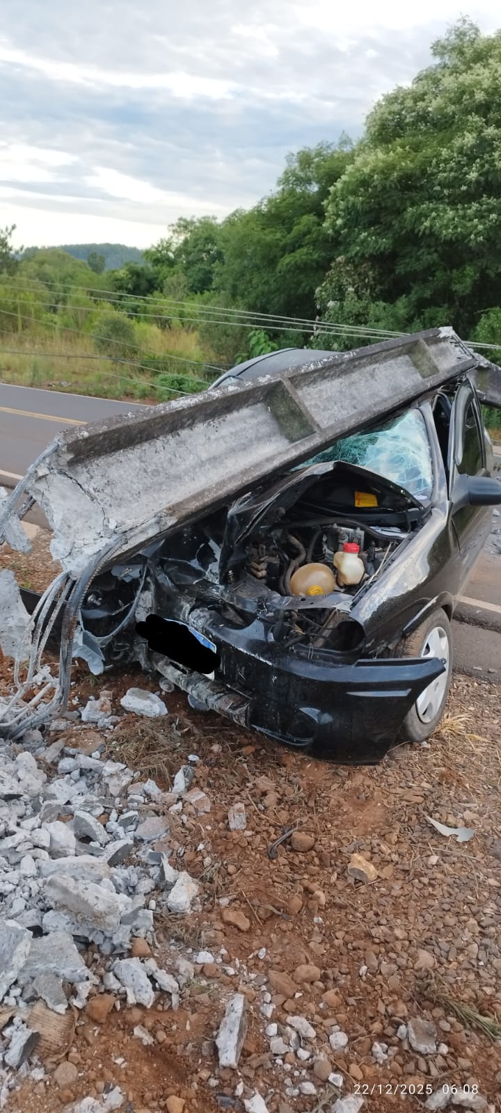 Veículo colide em poste em Faxinal dos Guedes