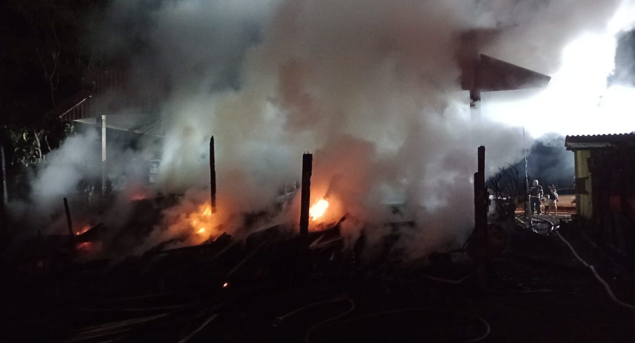 Incêndio destrói depósito de madeira no interior de Galvão