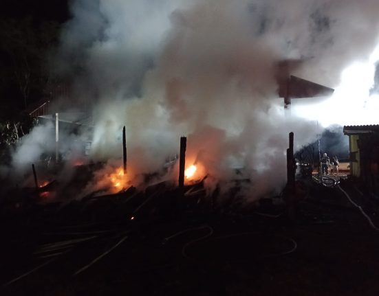 Incêndio destrói depósito de madeira no interior de Galvão