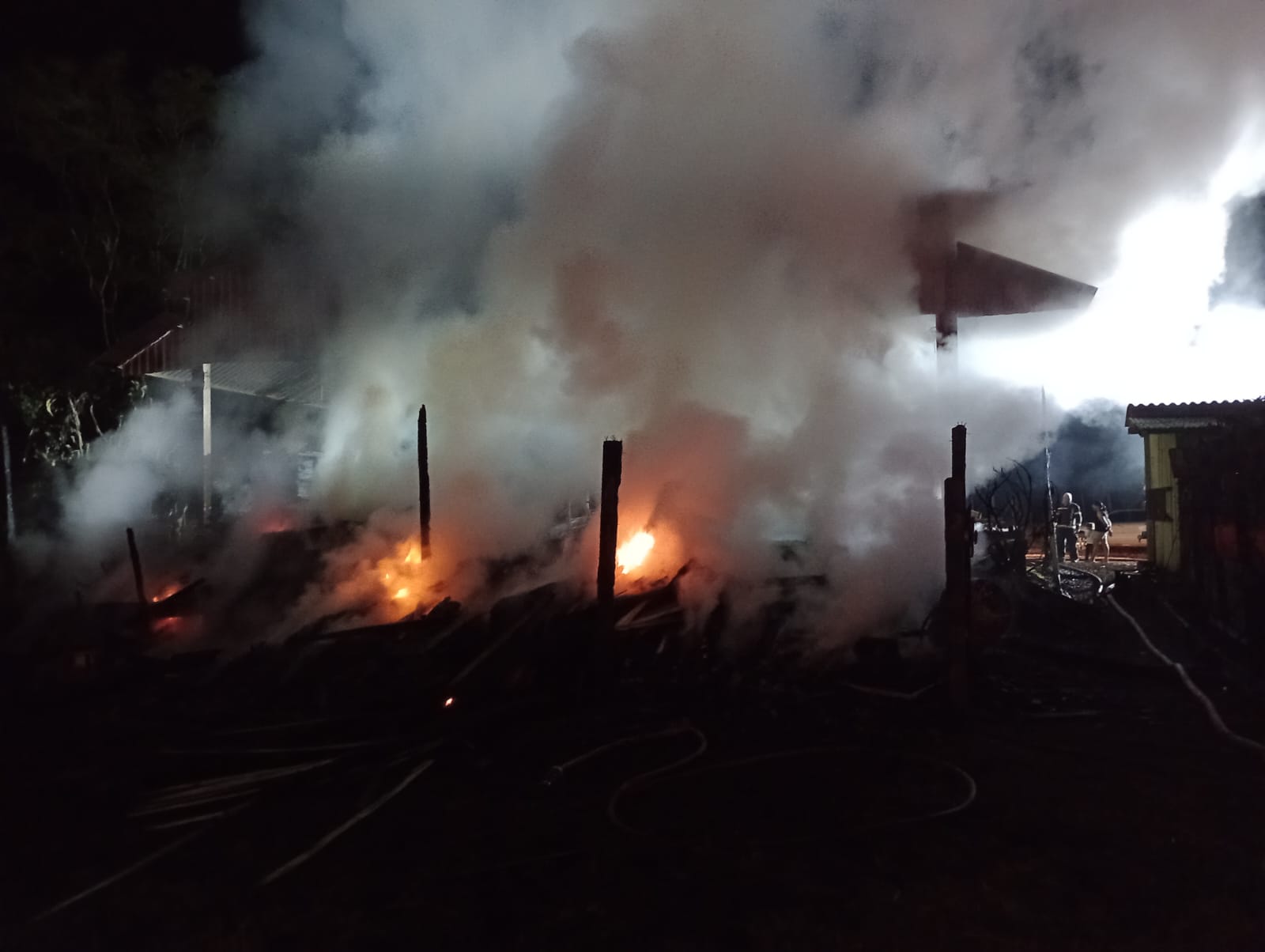 Incêndio destrói depósito de madeira no interior de Galvão