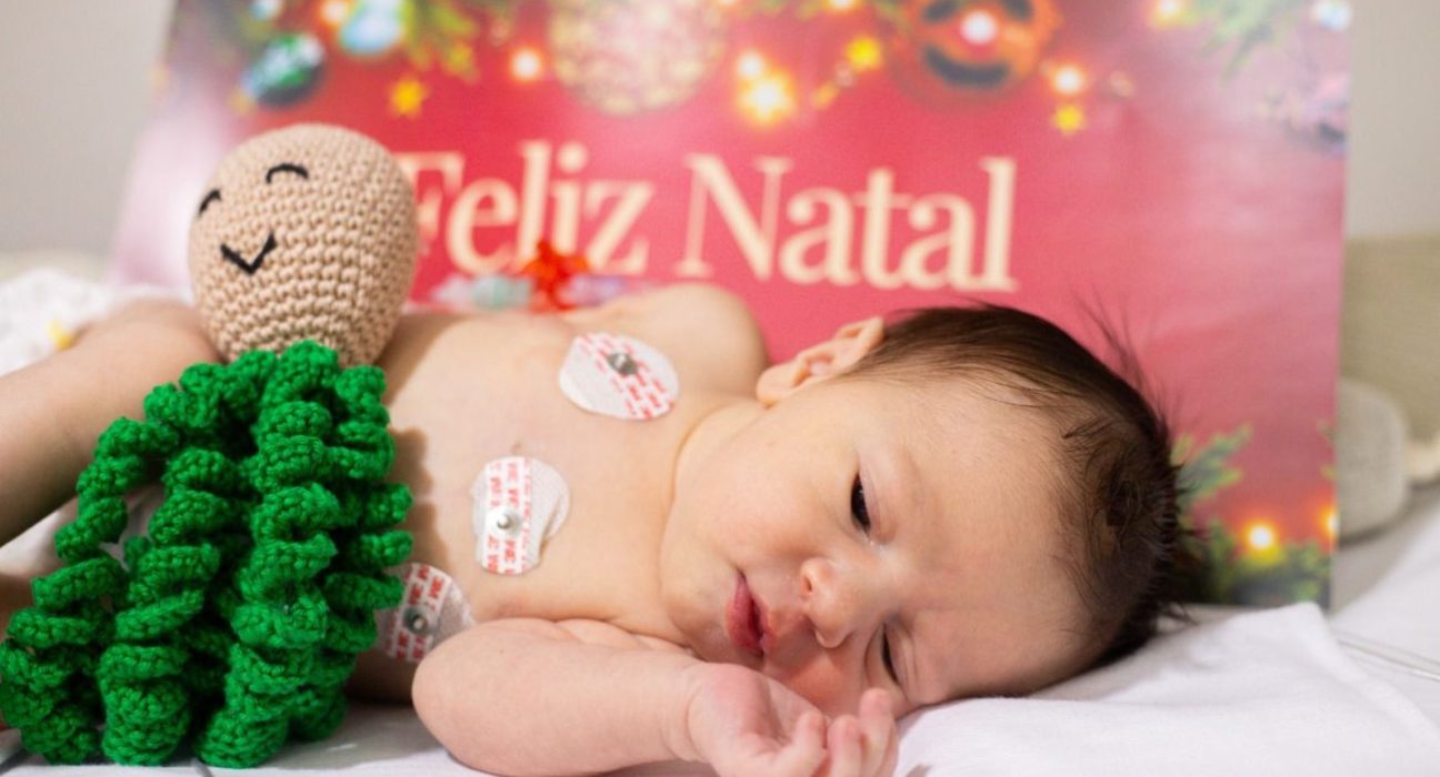 Bebês internados na UTI ganham ensaio fotográfico de Natal em SC