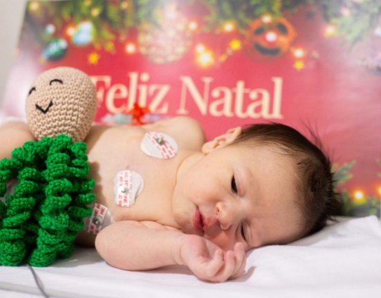 Bebês internados na UTI ganham ensaio fotográfico de Natal em SC