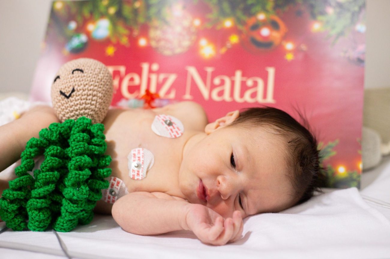 Bebês internados na UTI ganham ensaio fotográfico de Natal em SC